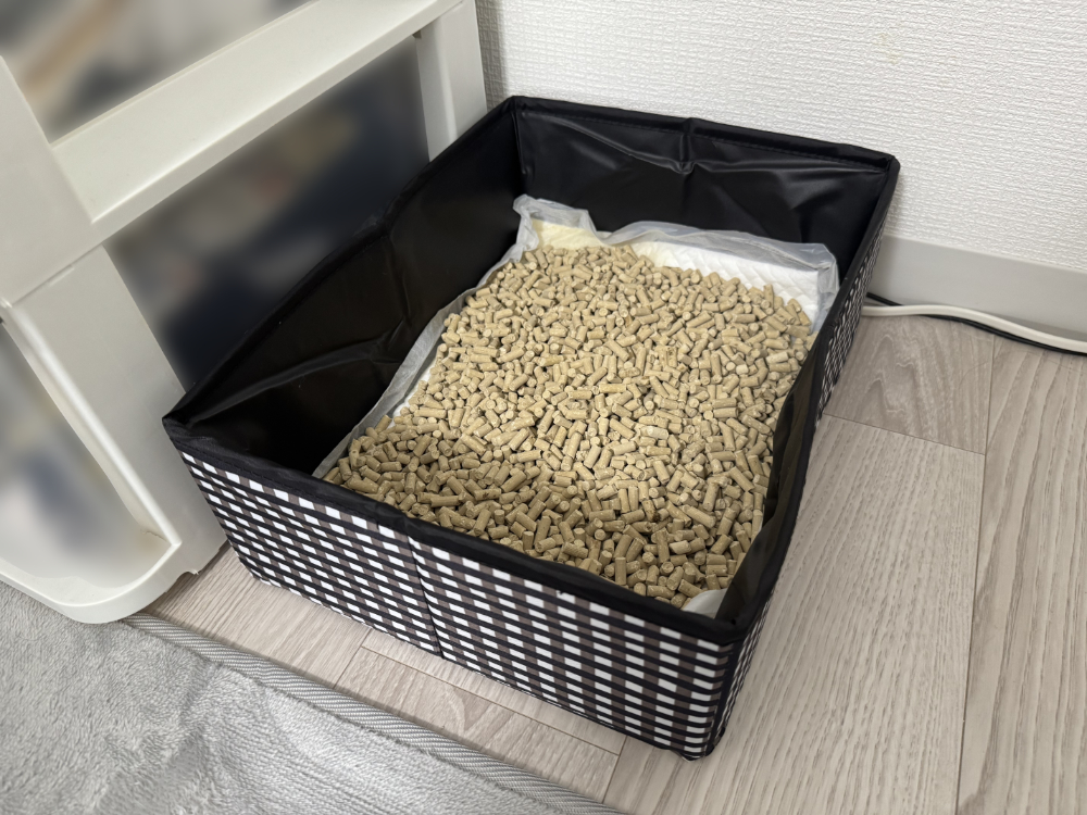 シートと猫砂を入れた猫壱ポータブルトイレ